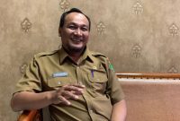 TERSENYUM: Kabid Pembinaan SD Dinas Pendidikan Sumenep, Ardiansyah Ali Shochibi, saat ditemui di kantornya ( SandiGT - Seputar Jatim) 