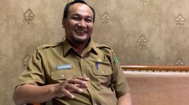 TERSENYUM: Kabid Pembinaan SD Dinas Pendidikan Sumenep, Ardiansyah Ali Shochibi, saat ditemui di kantornya ( SandiGT - Seputar Jatim) 
