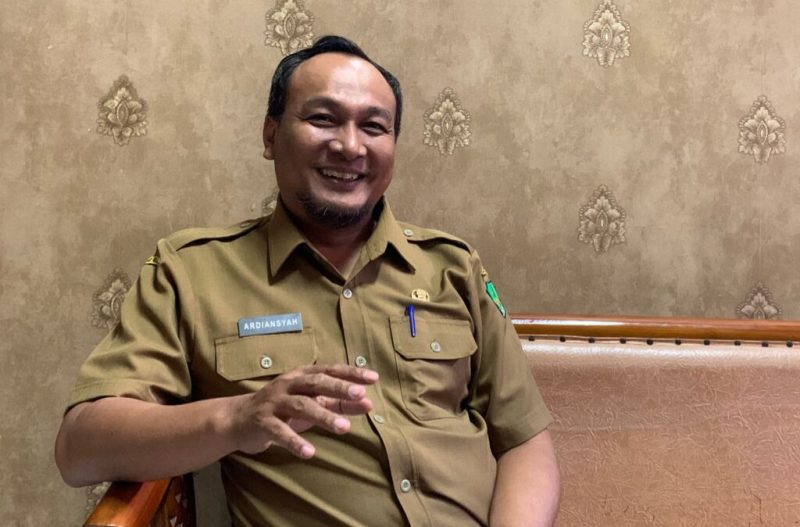 TERSENYUM: Kabid Pembinaan SD Dinas Pendidikan Sumenep, Ardiansyah Ali Shochibi, saat ditemui di kantornya ( SandiGT - Seputar Jatim)