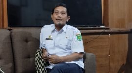 BERSANTAI: Kepala Dinas Sosial, Pemberdayaan Perempuan dan Perlindungan Anak (Dinsos P3A) Kabupaten Sumenep, Mustangin, saat berada di kantornya (SandiGT - Seputar Jatim)