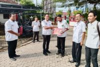 TERSENYUM: Tiga ASN Bapenda Sumenep saat menerima penghargaan Tanda Kehormatan Satyalancana Karya Satya X Tahun (SandiGT - Seputar Jatim)