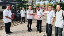 TERSENYUM: Tiga ASN Bapenda Sumenep saat menerima penghargaan Tanda Kehormatan Satyalancana Karya Satya X Tahun (SandiGT - Seputar Jatim)