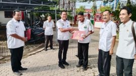 TERSENYUM: Tiga ASN Bapenda Sumenep saat menerima penghargaan Tanda Kehormatan Satyalancana Karya Satya X Tahun (SandiGT - Seputar Jatim)