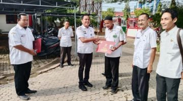 TERSENYUM: Tiga ASN Bapenda Sumenep saat menerima penghargaan Tanda Kehormatan Satyalancana Karya Satya X Tahun (SandiGT - Seputar Jatim)