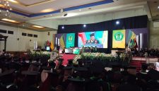 PROSESI WISUDA: Rektor UPI Sumenep, Asmoni, saat memberikan sambutan di acara wisuda program diploma dan sarjana angkatan pertama (SandiGT - Seputar Jatim)