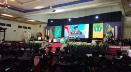 PROSESI WISUDA: Rektor UPI Sumenep, Asmoni, saat memberikan sambutan di acara wisuda program diploma dan sarjana angkatan pertama (SandiGT - Seputar Jatim)