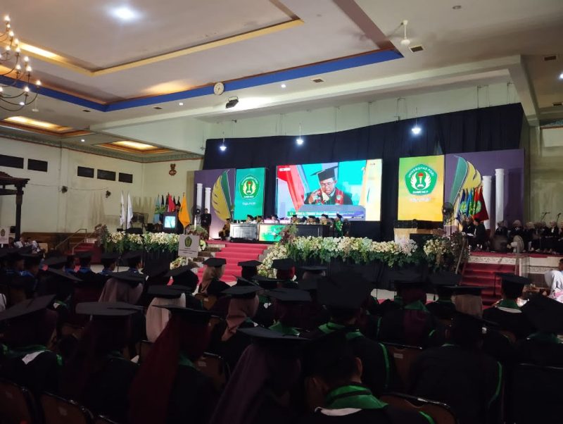 PROSESI WISUDA: Rektor UPI Sumenep, Asmoni, saat memberikan sambutan di acara wisuda program diploma dan sarjana angkatan pertama (SandiGT - Seputar Jatim)