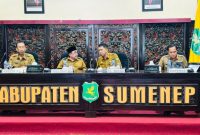 KOMUNIKASI: Kepala Bapenda, Faruk Hanafi, bersama Wabub Sumenep, Imam Hasyim, saat mengadakan rapat HLM (SandiGT - Seputar Jatim)