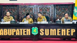 KOMUNIKASI: Kepala Bapenda, Faruk Hanafi, bersama Wabub Sumenep, Imam Hasyim, saat mengadakan rapat HLM (SandiGT - Seputar Jatim)