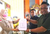 MELAPORKAN: Warga Desa Pakondang saat mengajukan pengaduan masyarakat terkait dugaan pemotongan dana PKH (Mufti Che - Seputar Jatim)