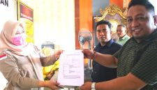 MELAPORKAN: Warga Desa Pakondang saat mengajukan pengaduan masyarakat terkait dugaan pemotongan dana PKH (Mufti Che - Seputar Jatim)