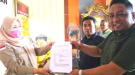 MELAPORKAN: Warga Desa Pakondang saat mengajukan pengaduan masyarakat terkait dugaan pemotongan dana PKH (Mufti Che - Seputar Jatim)