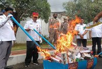 DIBAKAR: Pemusnahan 28 Ribu Rokok Ilegal di Sumenep (Doc. Seputar Jatim)