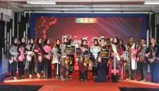 TERSENYUM: Peserta Grand Final Duta Wicara Jawa Timur 2025 saat melakukan foto bersama di MCC Kota Malang (Doc. Seputar Jatim)