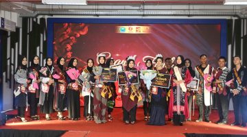 TERSENYUM: Peserta Grand Final Duta Wicara Jawa Timur 2025 saat melakukan foto bersama di MCC Kota Malang (Doc. Seputar Jatim)