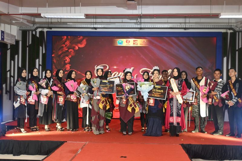 TERSENYUM: Peserta Grand Final Duta Wicara Jawa Timur 2025 saat melakukan foto bersama di MCC Kota Malang (Doc. Seputar Jatim)