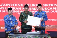 HEBAT: Kepala Disdukcapil Sumenep, R. Ach. Syahwan Effendi (kanan) bersama Wabub Sumenep, Imam Hasyim (kiri) usai meresmikan aplikasi SIKERIS (SandiGT - Seputar Jatim)