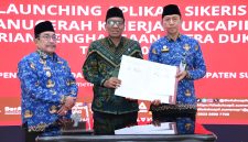 HEBAT: Kepala Disdukcapil Sumenep, R. Ach. Syahwan Effendi (kanan) bersama Wabub Sumenep, Imam Hasyim (kiri) usai meresmikan aplikasi SIKERIS (SandiGT - Seputar Jatim)