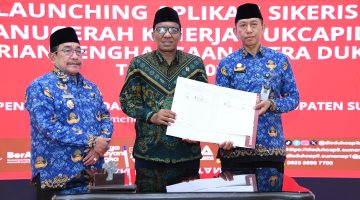HEBAT: Kepala Disdukcapil Sumenep, R. Ach. Syahwan Effendi (kanan) bersama Wabub Sumenep, Imam Hasyim (kiri) usai meresmikan aplikasi SIKERIS (SandiGT - Seputar Jatim)