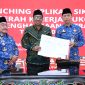 HEBAT: Kepala Disdukcapil Sumenep, R. Ach. Syahwan Effendi (kanan) bersama Wabub Sumenep, Imam Hasyim (kiri) usai meresmikan aplikasi SIKERIS (SandiGT - Seputar Jatim)