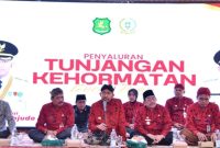 KHIDMAT: Bupati Sumenep Achmad Fauzi Wongsojudo, saat memberikan sambutan dalam acara penyaluran tunjangan kehormatan kepada guru ngaji (Doc. Seputar Jatim)