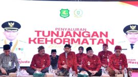 KHIDMAT: Bupati Sumenep Achmad Fauzi Wongsojudo, saat memberikan sambutan dalam acara penyaluran tunjangan kehormatan kepada guru ngaji (Doc. Seputar Jatim)