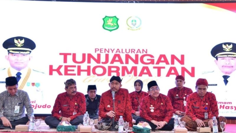 KHIDMAT: Bupati Sumenep Achmad Fauzi Wongsojudo, saat memberikan sambutan dalam acara penyaluran tunjangan kehormatan kepada guru ngaji (Doc. Seputar Jatim)