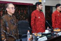 BERDIRI: Suasana FGD Bupati Sumenep bersama Perangkat Desa se Kabupaten Sumenep di Ruang Rapat Arya Wiraraja Kantor Bupati Sumenep (Doc. Seputar Jatim)