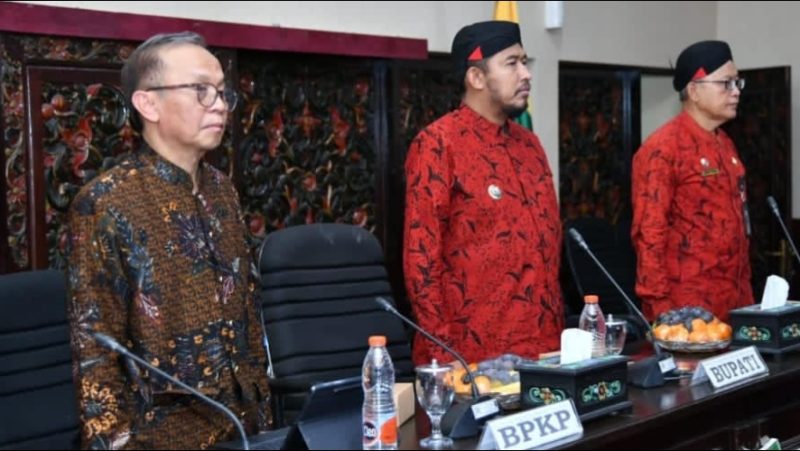 BERDIRI: Suasana FGD Bupati Sumenep bersama Perangkat Desa se Kabupaten Sumenep di Ruang Rapat Arya Wiraraja Kantor Bupati Sumenep (Doc. Seputar Jatim)
