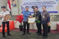 TERSENYUM: Kepala Bakesbangpol dan Kepala Bappeda Kabupaten Sumenep saat Menerima penghargaan dari Kemendagri di Jakarta (Doc. Seputar Jatim)