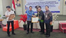 TERSENYUM: Kepala Bakesbangpol dan Kepala Bappeda Kabupaten Sumenep saat Menerima penghargaan dari Kemendagri di Jakarta (Doc. Seputar Jatim)