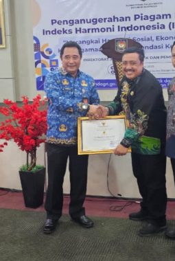 Bakesbangpol Sumenep Raih Penghargaan IHaI 2025, Bukti Keharmonisan Sosial Tetap Terjaga