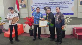 TERSENYUM: Kepala Bakesbangpol dan Kepala Bappeda Kabupaten Sumenep saat Menerima penghargaan dari Kemendagri di Jakarta (Doc. Seputar Jatim)