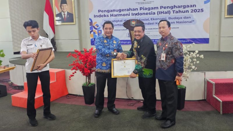 TERSENYUM: Kepala Bakesbangpol dan Kepala Bappeda Kabupaten Sumenep saat Menerima penghargaan dari Kemendagri di Jakarta (Doc. Seputar Jatim)