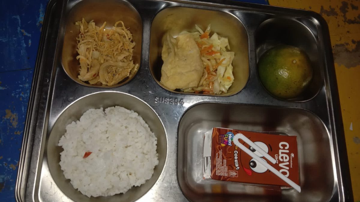 MAKANAN: Menu MBG diduga basi saat diberikan kepada siswa di sekolah (Doc. Seputar Jatim)
