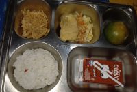 MAKANAN: Menu MBG diduga basi saat diberikan kepada siswa di sekolah (Doc. Seputar Jatim)