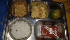 MAKANAN: Menu MBG diduga basi saat diberikan kepada siswa di sekolah (Doc. Seputar Jatim)