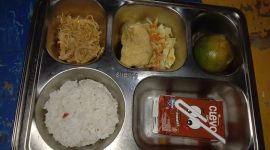 MAKANAN: Menu MBG diduga basi saat diberikan kepada siswa di sekolah (Doc. Seputar Jatim)
