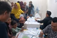 BERDATANGAN: Warga Pakondang mulai mendatangi bank penyalur untuk mencetak rekening koran sebagai bukti resmi (Doc. Seputar Jatim)