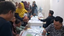 BERDATANGAN: Warga Pakondang mulai mendatangi bank penyalur untuk mencetak rekening koran sebagai bukti resmi (Doc. Seputar Jatim)