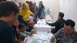 BERDATANGAN: Warga Pakondang mulai mendatangi bank penyalur untuk mencetak rekening koran sebagai bukti resmi (Doc. Seputar Jatim)