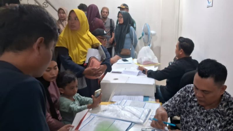 BERDATANGAN: Warga Pakondang mulai mendatangi bank penyalur untuk mencetak rekening koran sebagai bukti resmi (Doc. Seputar Jatim)