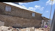 CERAH: Atap kios Pasar Anom tampak dipotong saat ada pembangunan kios lain (Foto Istimewa)

