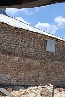 Atap Kios Dipotong Sepihak, Pedagang Pasar Anom Sumenep Tuntut Ganti Rugi