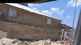 CERAH: Atap kios Pasar Anom tampak dipotong saat ada pembangunan kios lain (Foto Istimewa)

