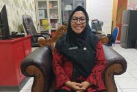TERSENYUM: Kepala Dinkes P2KB Sumenep, Ellya Fardasah saat ditemui di ruang kerjanya (Foto Istimewa)