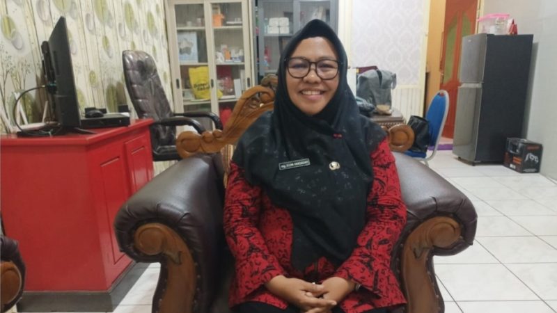 TERSENYUM: Kepala Dinkes P2KB Sumenep, Ellya Fardasah saat ditemui di ruang kerjanya (Foto Istimewa)