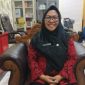 TERSENYUM: Kepala Dinkes P2KB Sumenep, Ellya Fardasah saat ditemui di ruang kerjanya (Foto Istimewa)