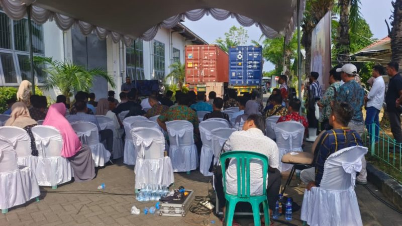 PROSES: PT PT ESM saat akan melakukan pengirimam 20 juta rokok lokal ke Filipina (Foto Istimewa)