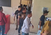 TEGANG: Keluarga pasien yang meninggal dunia saat keluar dari ruangan Kepala Dinkes P2KB usai audiensi (Foto Istimewa)